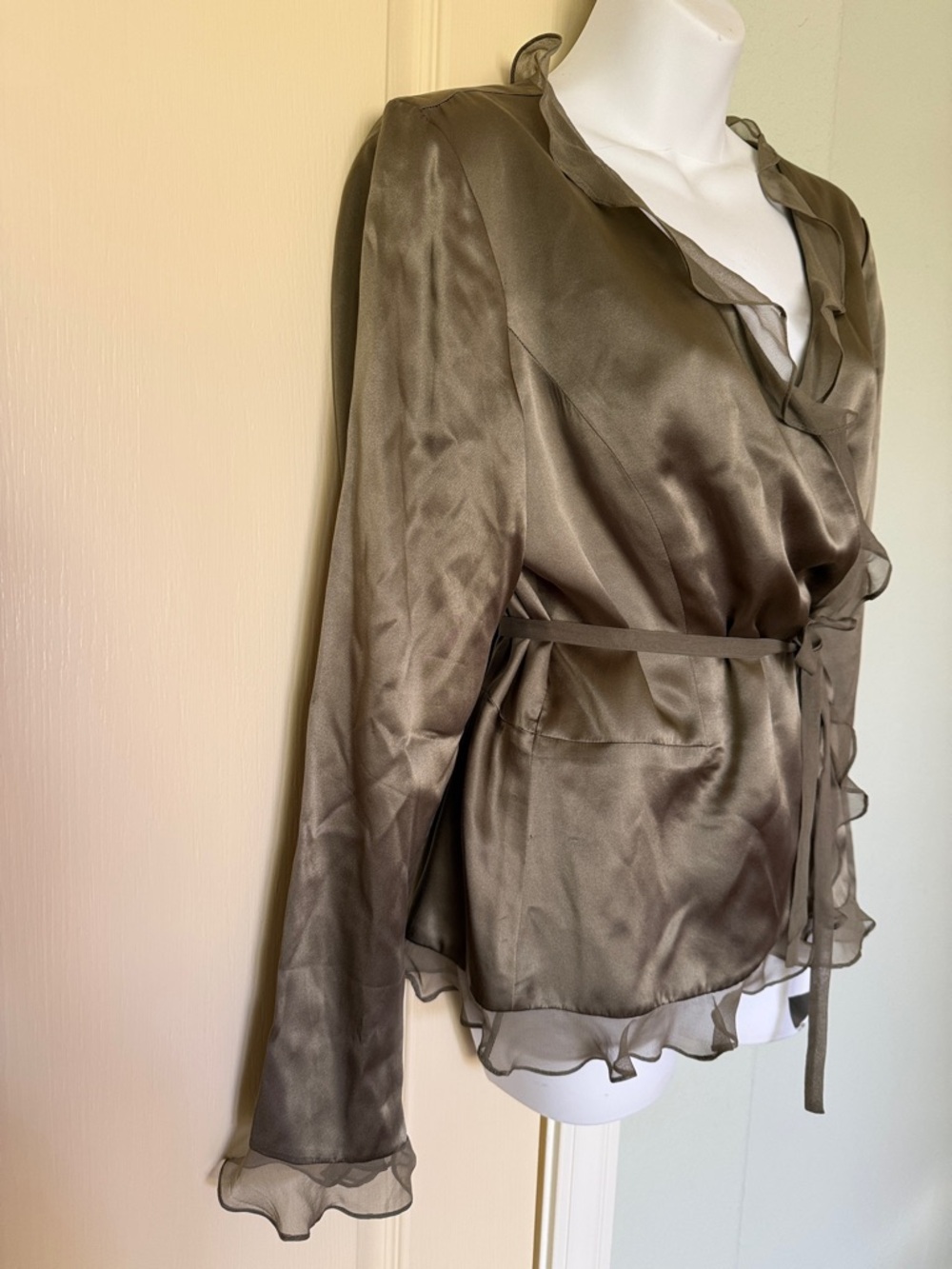 Elegant silk blouse with ruffeled trim. - Picture 4 of 9